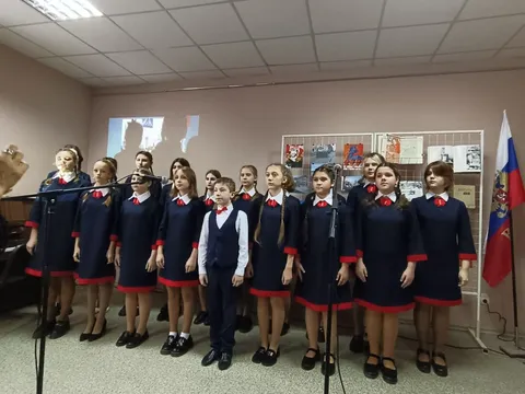 Хор музыкальной школы поёт в зале музея