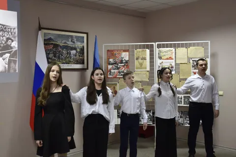 Вокальный ансамбль у стенда выставки