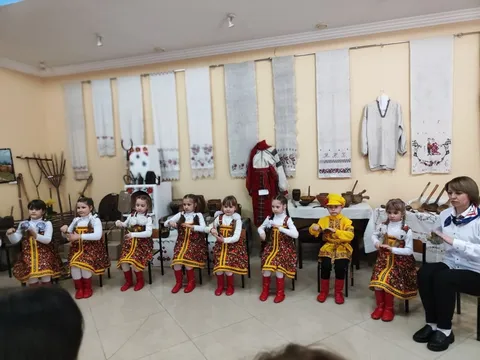 Самые младшие участники сидят с ложками в руках