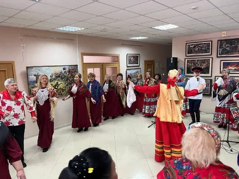 Хоровод в холле музея