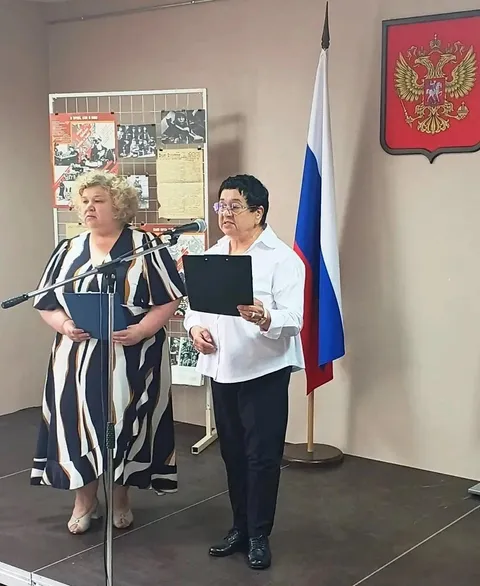 Сотрудники музея читают воспоминания жителей