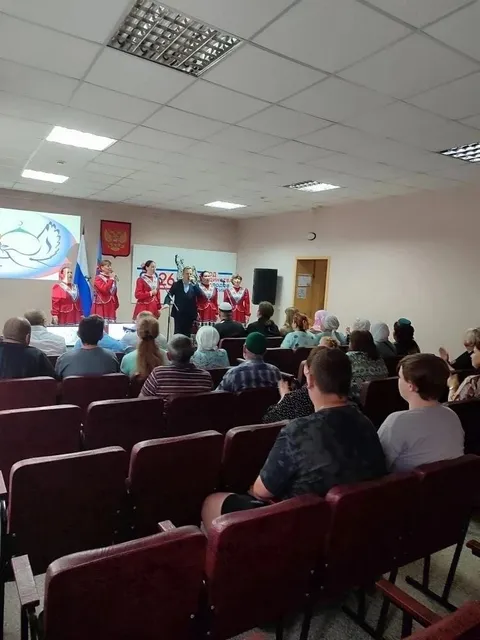 Вокальный коллектив выступает перед зрителями в зале музея