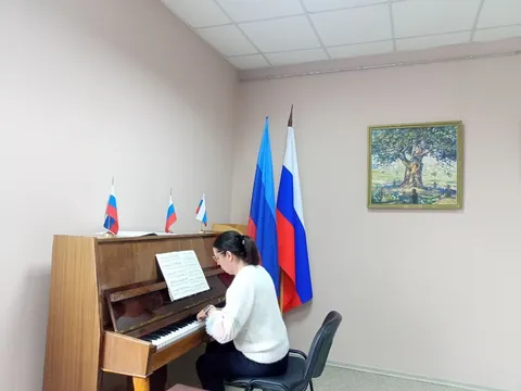 Преподаватель за пианино