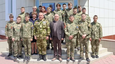 Общая фотография участников и гостей у входа в музей