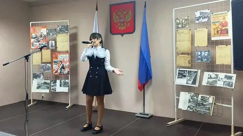 Юная солистка у микрофона